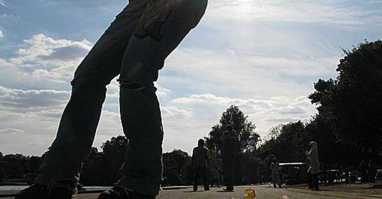 أطفال "السكيت" يحوّلون شوارع الزرقاء إلى صالات مفتوحة للتزلج