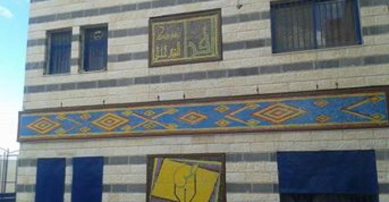 مشروع شبابي بالزرقاء لتحويل مخلفات الزجاج الى لوحات ابداعية مشروع شبابي بالزرقاء لتحويل مخلفات الزجاج الى لوحات ابداعية