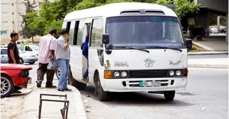 مسلسل فوضى وتجاوزات باصات الأحياء في الزرقاء.. والعرض مستمر