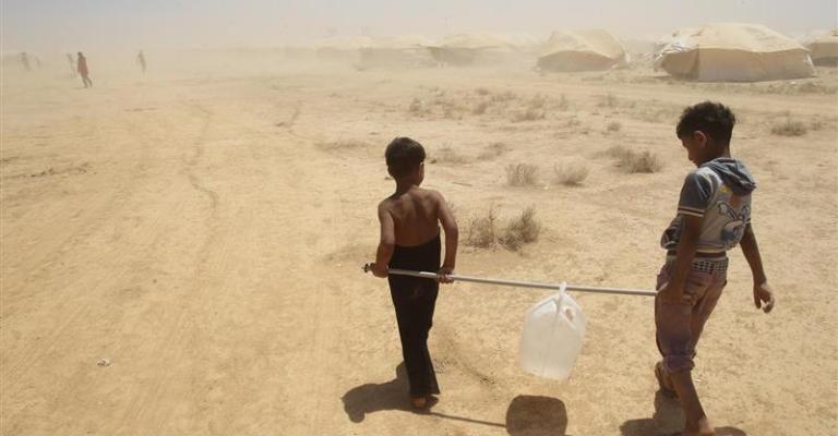 بعد الهجوم.. لاجئو "الرقبان" في رحلة البحث عن ماء الصحراء بعد الهجوم.. لاجئو "الرقبان" في رحلة البحث عن ماء الصحراء