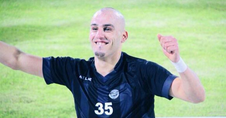 اللاعب أبو حلاوة يحترف في نادي مسقط العماني اللاعب أبو حلاوة يحترف في نادي مسقط العماني