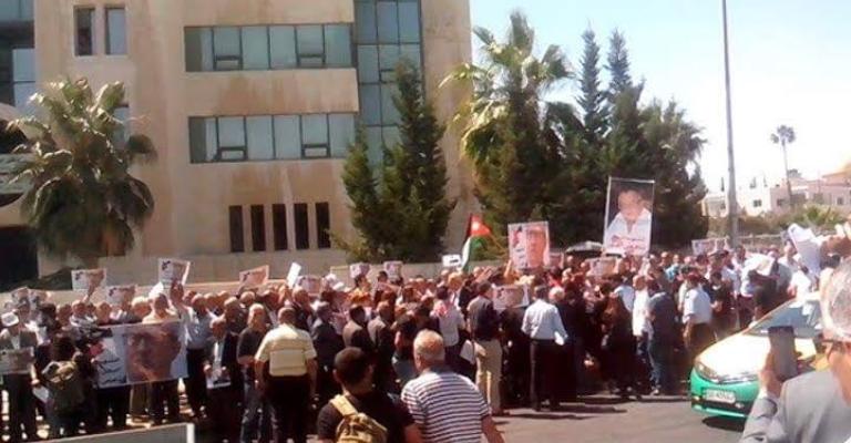 أهالي الفحيص يطالبون بإقالة الملقي وحماد.. وبدء التحقيق بمقتل حتر أهالي الفحيص يطالبون بإقالة الملقي وحماد.. وبدء التحقيق بمقتل حتر