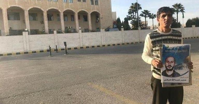 شقيق الأسير مرعي يواصل إضرابه لحين تحرك "الخارجية" شقيق الأسير مرعي يواصل إضرابه لحين تحرك "الخارجية"