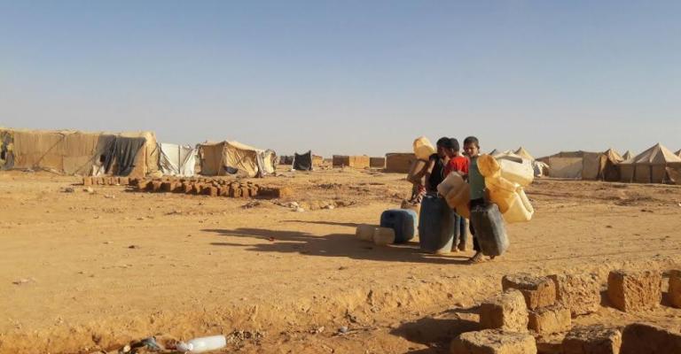 لاجئون بمخيم الرقبان يحرقون القمامة طلبا للدفء لاجئون بمخيم الرقبان يحرقون القمامة طلبا للدفء