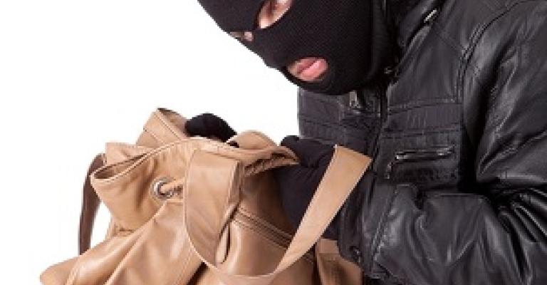 القبض على سارقي حقائب سيدات