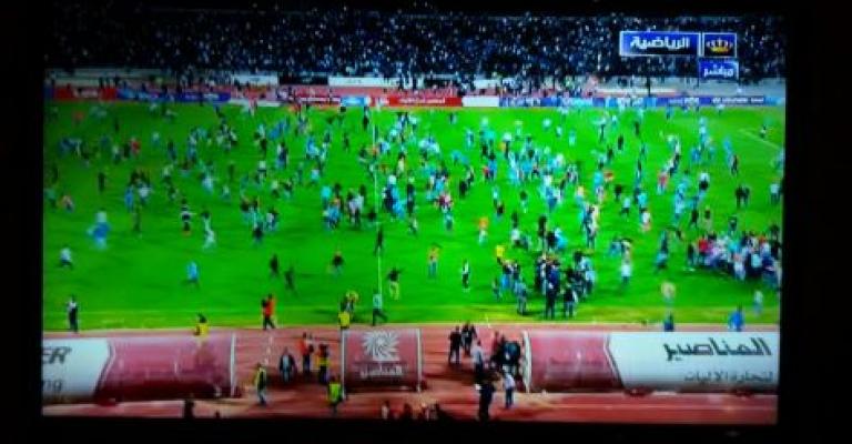 جماهير الفيصلي تقتحم الملعب .. وعقوبات منتظرة على القطبين جماهير الفيصلي تقتحم الملعب .. وعقوبات منتظرة على القطبين