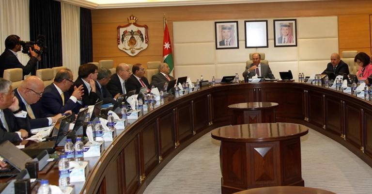 تمديد معاملة السائح العربي معاملة المواطن