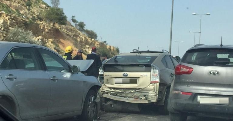 وفاة وإصابة بتصادم 4 مركبات وفاة وإصابة بتصادم 4 مركبات