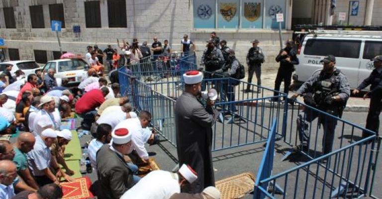 الصلاة على أبواب الأقصى المغلقة