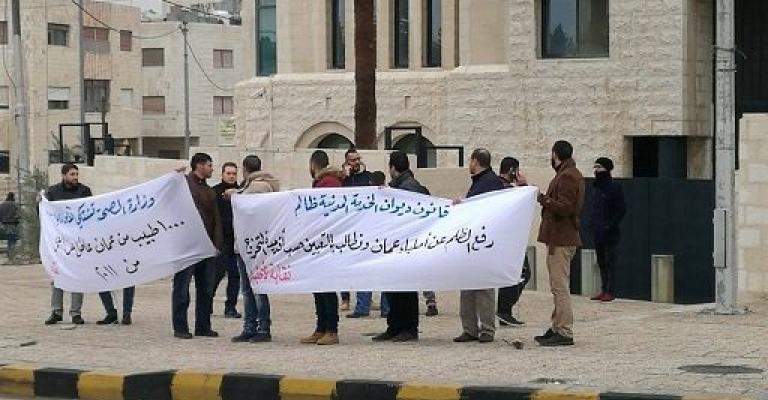 أطباء متعطلون يعتصمون أمام رئاسة الوزراء أطباء متعطلون يعتصمون أمام رئاسة الوزراء
