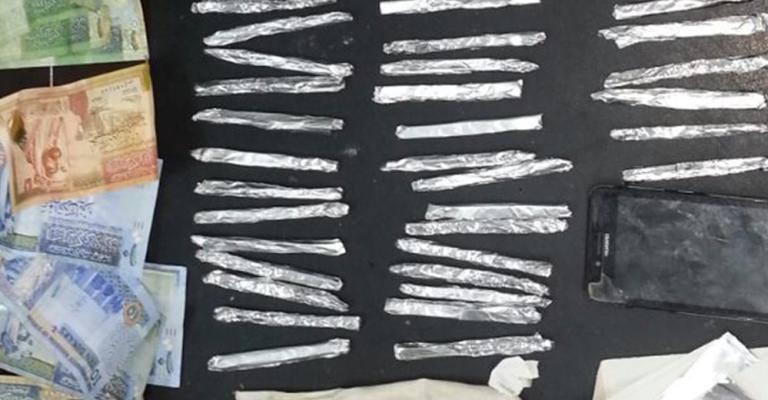 إحباط تهريب مخدرات مخبأة في براويز إحباط تهريب مخدرات مخبأة في براويز