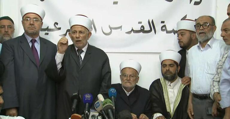 المرجعيات المقدسية تقرر العودة للصلاة في الأقصى المرجعيات المقدسية تقرر العودة للصلاة في الأقصى