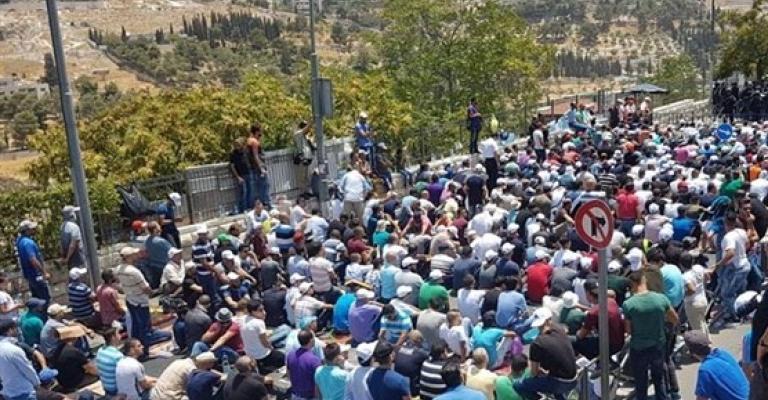 آلاف المقدسيين يصلون الجمعة في محيط الأقصى آلاف المقدسيين يصلون الجمعة في محيط الأقصى