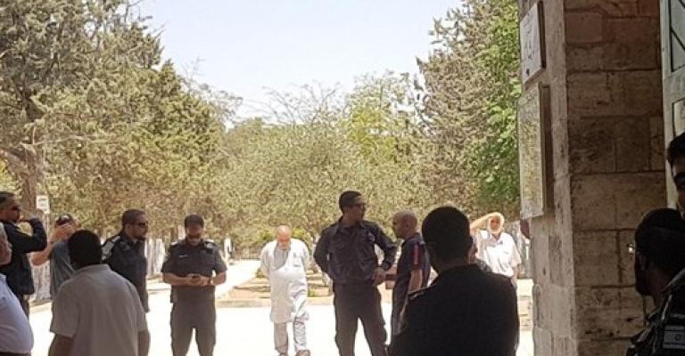 فتح جميع أبواب الأقصى ووقف تحديد أعمار المصلين فتح جميع أبواب الأقصى ووقف تحديد أعمار المصلين