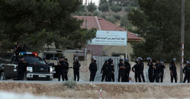 تعزيزات أمنية بعد الاعتداء على صناديق اقتراع في الموقر تعزيزات أمنية بعد الاعتداء على صناديق اقتراع في الموقر