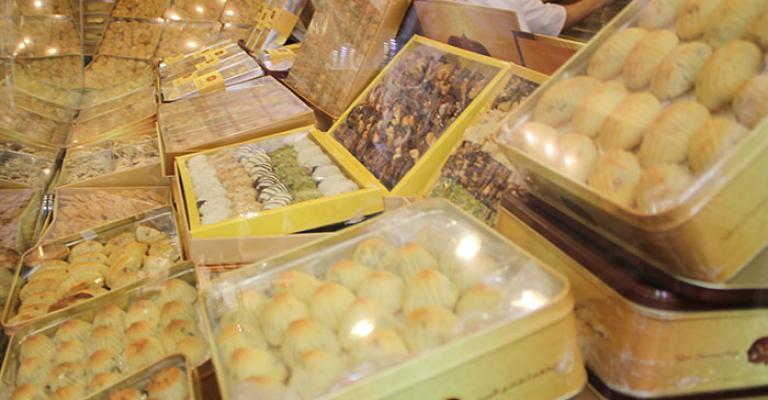 أصحاب محلات الحلويات يترقبون ليلة العيد أصحاب محلات الحلويات يترقبون ليلة العيد