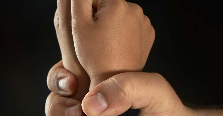 العنف بالتأديب.. طريق قصير بعواقب جسيمة