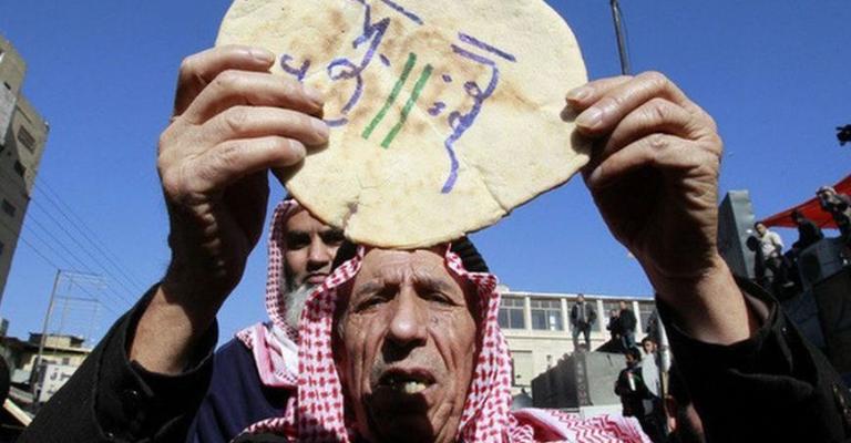 خبير اقتصادي: الحكومة تراجعت عن رفع أسعار الخبز (شاهد) خبير اقتصادي: الحكومة تراجعت عن رفع أسعار الخبز (شاهد)