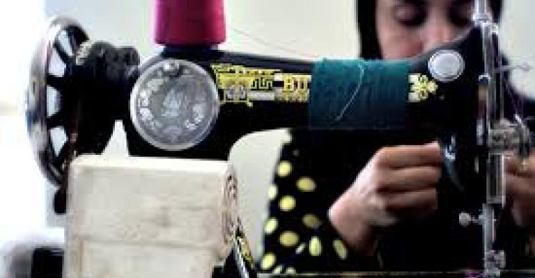 تدهور صناعة الألبسة يتسبب بفقدان آلاف الخياطين لوظائفهم تدهور صناعة الألبسة يتسبب بفقدان آلاف الخياطين لوظائفهم