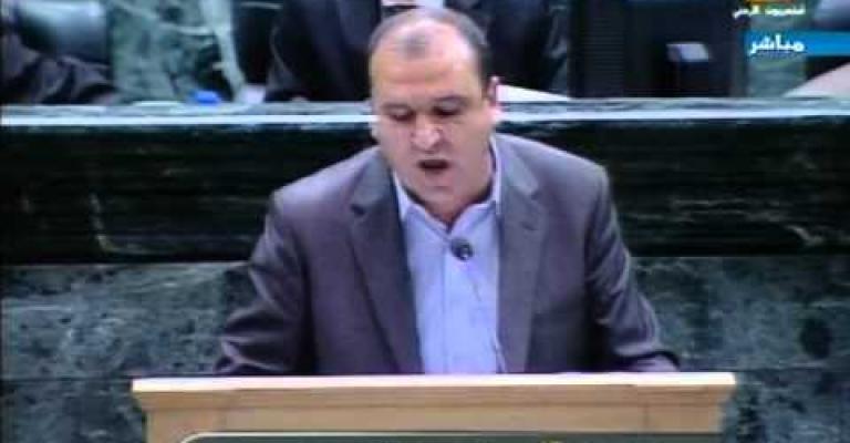 النائب عبيدات يرفع حذاءه في وجه نتنياهو (فيديو)