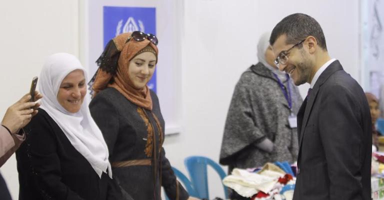 لاجئون يبحثون عن الدفء من خلال بيع منتجات يدويّة