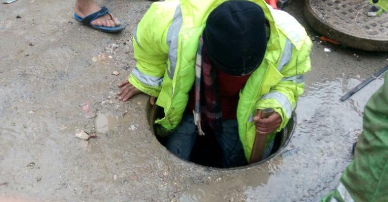 أجهزة الامانة تعمل على معالجة إرتفاع منسوب المياه في عبارة كوزمو قرب تقاطع النهضة