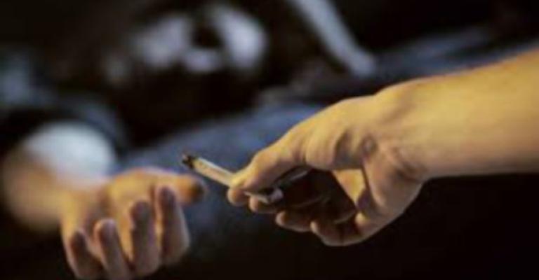 الصيادلة: رفاق السوء مسؤولين عن 80% من حالات الادمان