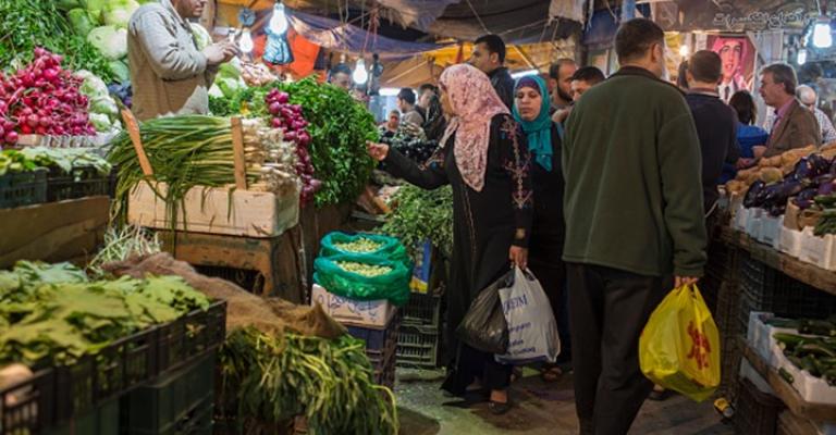 مواطنون: توفير الاحتياجات الأساسية أصبح أمرا صعبا