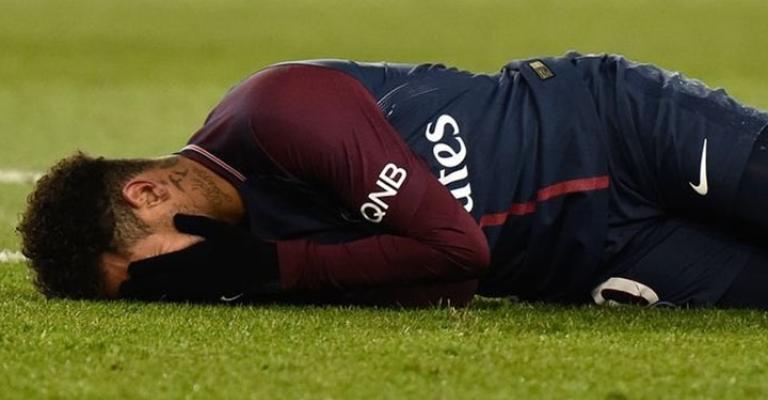 نيمار يغادر الملعب باكيا