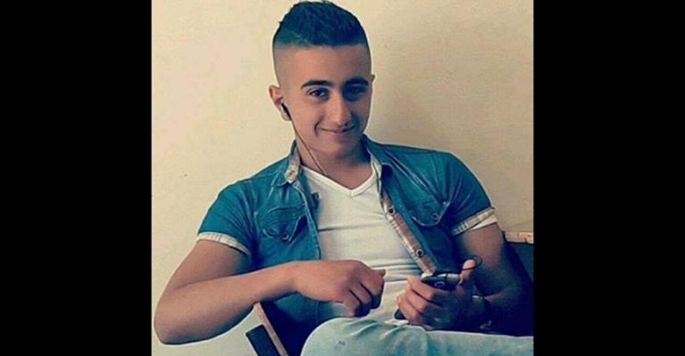 الطالب "ابوزينة" يعاني من توقف الجزء الأيمن من جسده الطالب "ابوزينة" يعاني من توقف الجزء الأيمن من جسده