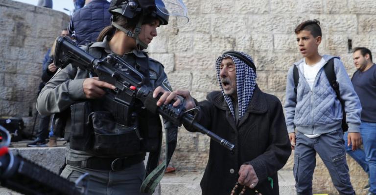 إسرائيل ترحّل فلسطينيّين من القدس لعدم إظهار "الولاء" إسرائيل ترحّل فلسطينيّين من القدس لعدم إظهار "الولاء"