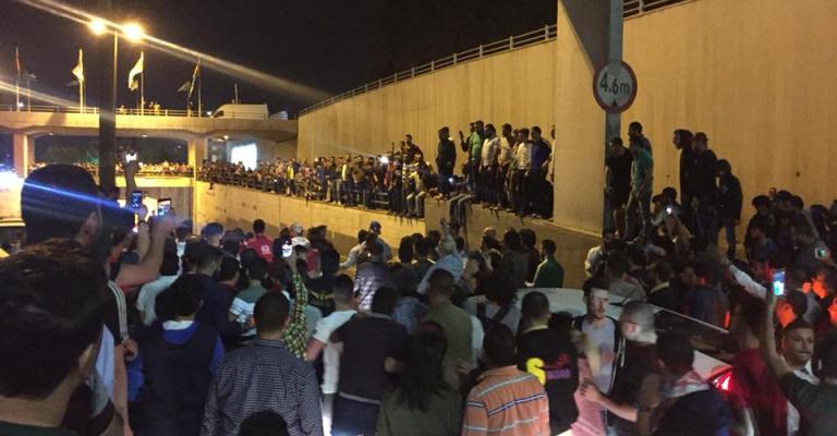 الأردنيون يصعدون باحتجاجاتهم لليوم الرابع ضد الحكومة (شاهد) الأردنيون يصعدون باحتجاجاتهم لليوم الرابع ضد الحكومة (شاهد)