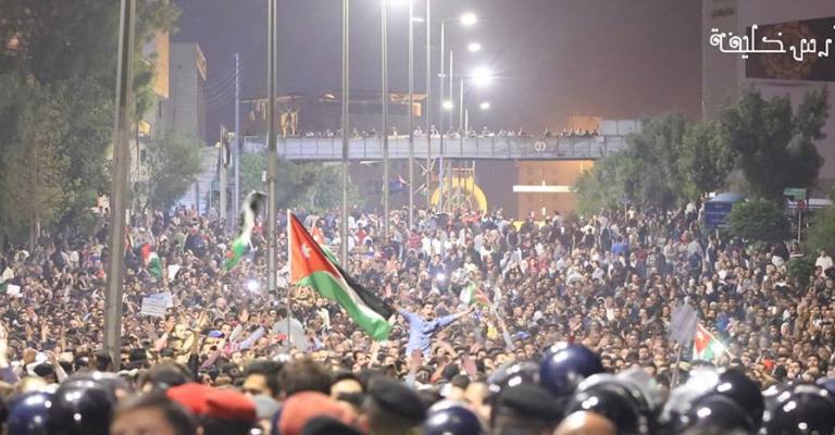 الإعلام الرسمي غائب و"الفيس بوك" يقود الاحتجاجات