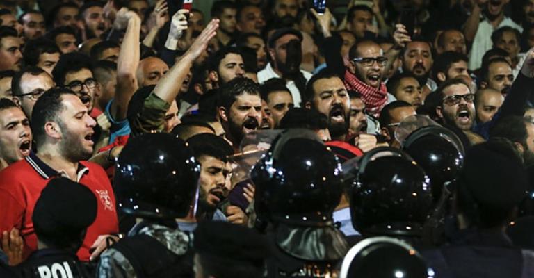 الحشد الأكبر للأردنيين في ليلة جديدة من الاحتجاج (شاهد) الحشد الأكبر للأردنيين في ليلة جديدة من الاحتجاج (شاهد)