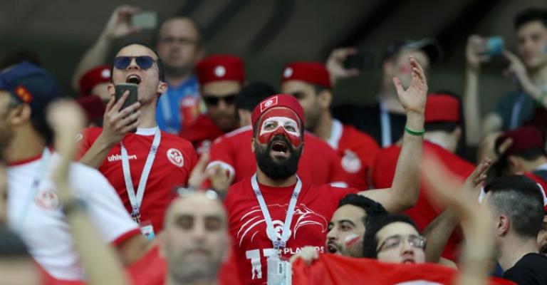 جمهور تونس يرفع أعلام فلسطين في مباراة إنجلترا (شاهد)