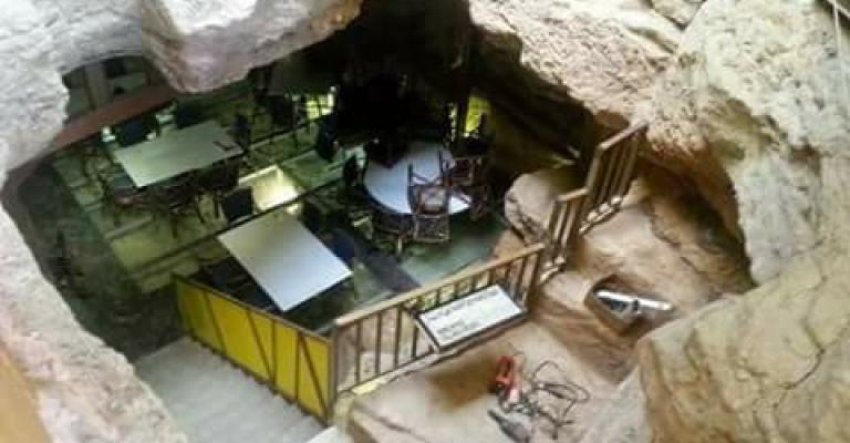 أردني يحول كهفا عمره 65 مليون سنة الى مطعم