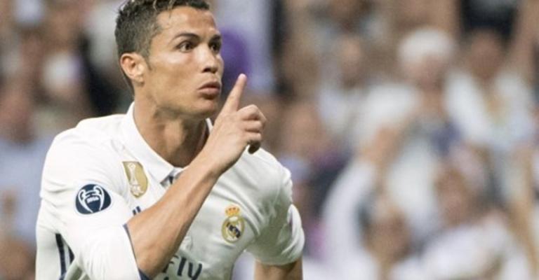 شاهد كيف هزم كريستيانو رونالدو أشهر حراس المرمى شاهد كيف هزم كريستيانو رونالدو أشهر حراس المرمى