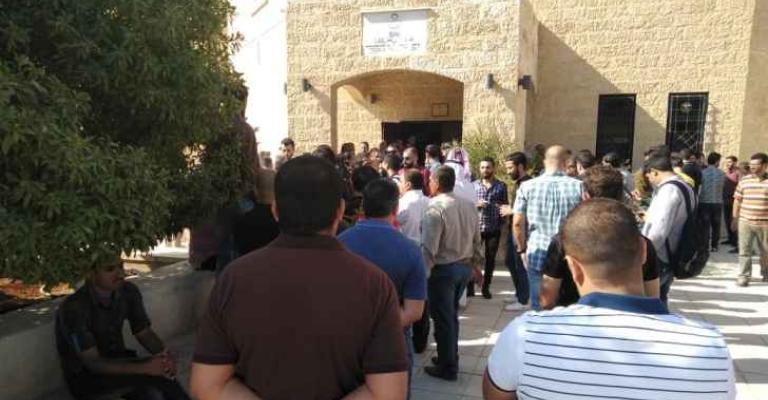 مواطنون يطردون الفريق الوزاري من الزرقاء