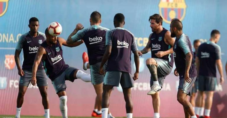 ميسي يفاجئ زملاءه في التدريبات ميسي يفاجئ زملاءه في التدريبات