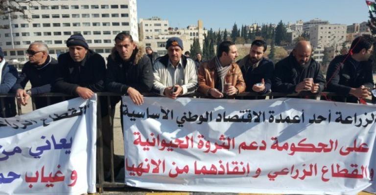 تأسيس نقابة العاملين في الزراعة على طاولة "العمل" تأسيس نقابة العاملين في الزراعة على طاولة "العمل"