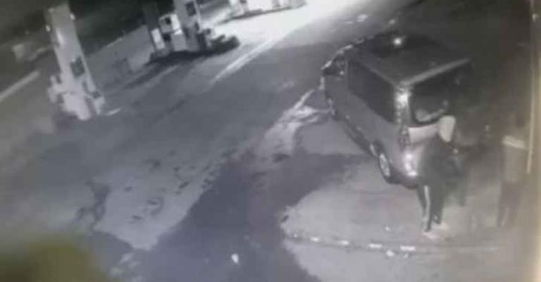 القبض على 5 مطلوبين اثنين منهم قاما بسلب محطات وقود