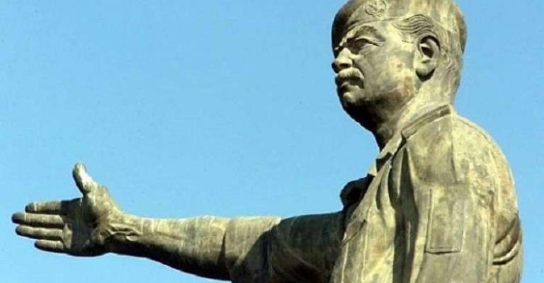 العراق يطالب الأردن بتسليمه تمثالا لصدام حسين حاول أمريكي تهريبه عبر المملكة العراق يطالب الأردن بتسليمه تمثالا لصدام حسين حاول أمريكي تهريبه عبر المملكة