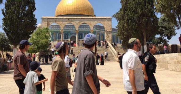 مستوطنون يقتحمون باحات المسجد الأقصى بحراسة الاحتلال