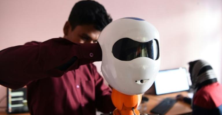 رجل آلي يخدم الزبائن في مطعم ويلتقط معهم الصور (فيديو) رجل آلي يخدم الزبائن في مطعم ويلتقط معهم الصور (فيديو)