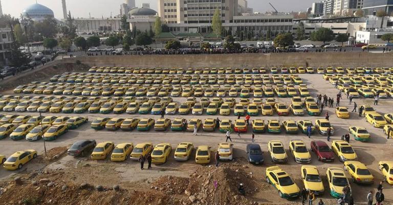 سائقو التاكسي يجددون اعتصامهم امام النواب