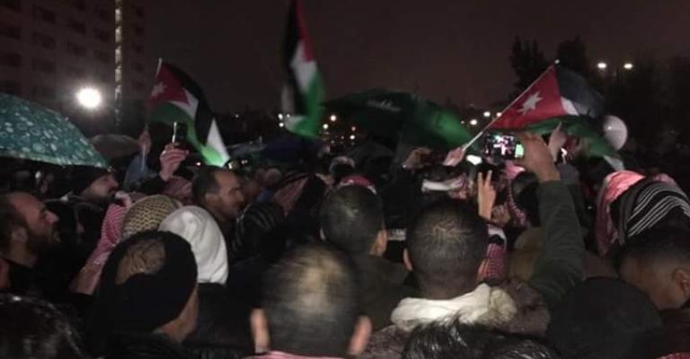 محتجون يعتصمون في محيط الرابع ويطالبون برحيل الحكومة (شاهد) محتجون يعتصمون في محيط الرابع ويطالبون برحيل الحكومة (شاهد)