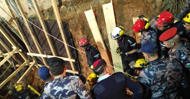 الدفاع المدني ينتشل جثة الشخص الثاني من داخل الحفرة الطينية الدفاع المدني ينتشل جثة الشخص الثاني من داخل الحفرة الطينية