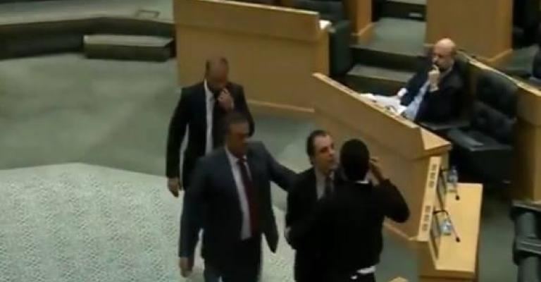 مواطن يقتحم قبة البرلمان للوصول إلى الرزاز (فيديو)