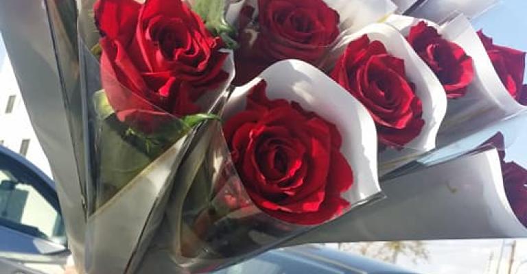 عيد الحب بين إرضاء العاطفة والتجارة