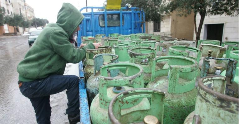 الحكومة تؤكد توفر المواد الغذائية والمحروقات بكميات كافية الحكومة تؤكد توفر المواد الغذائية والمحروقات بكميات كافية